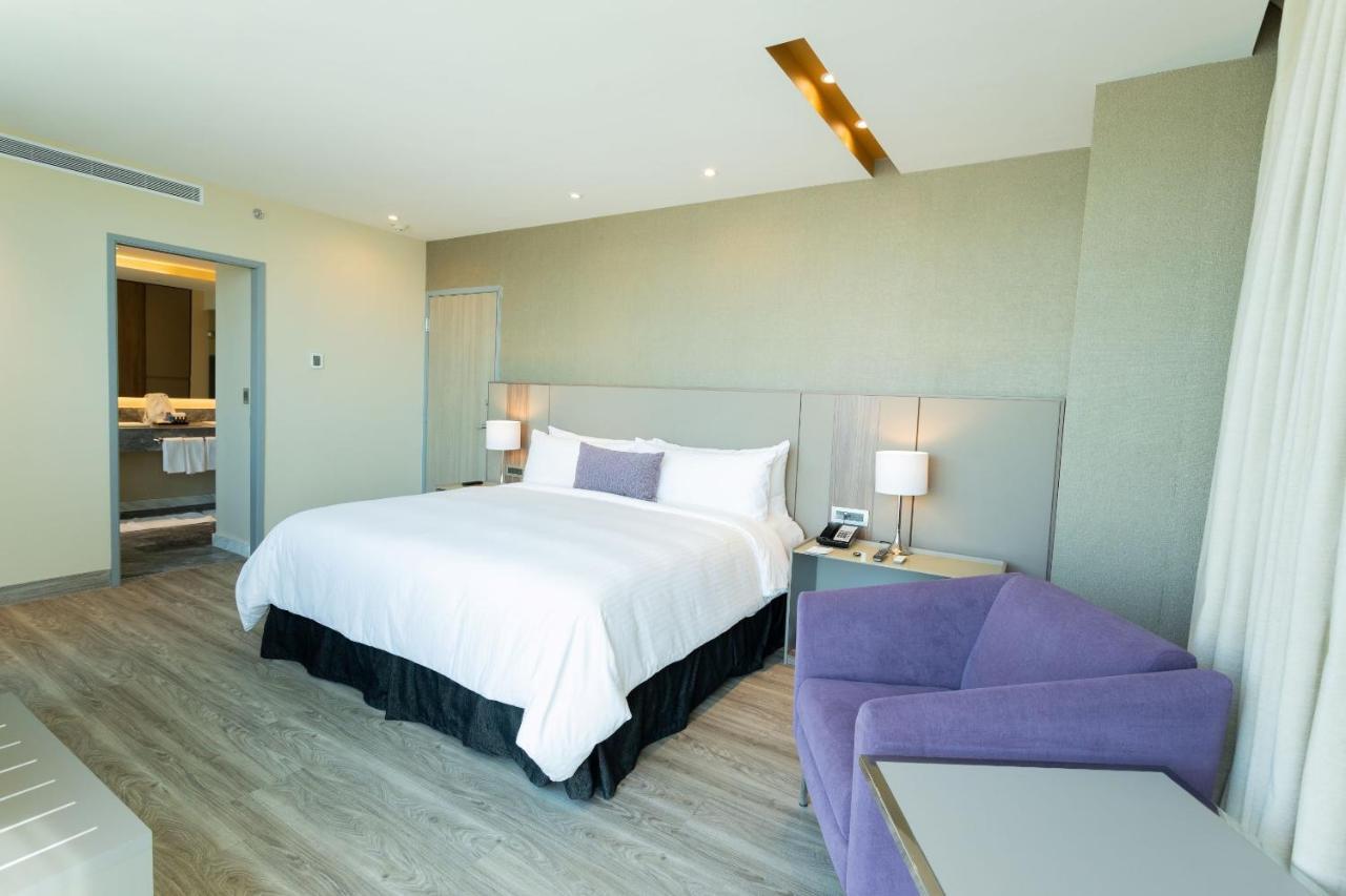 Camino Real Fashion Drive Monterrey Ξενοδοχείο San Pedro Garza Garcia Εξωτερικό φωτογραφία A bedroom at the hotel