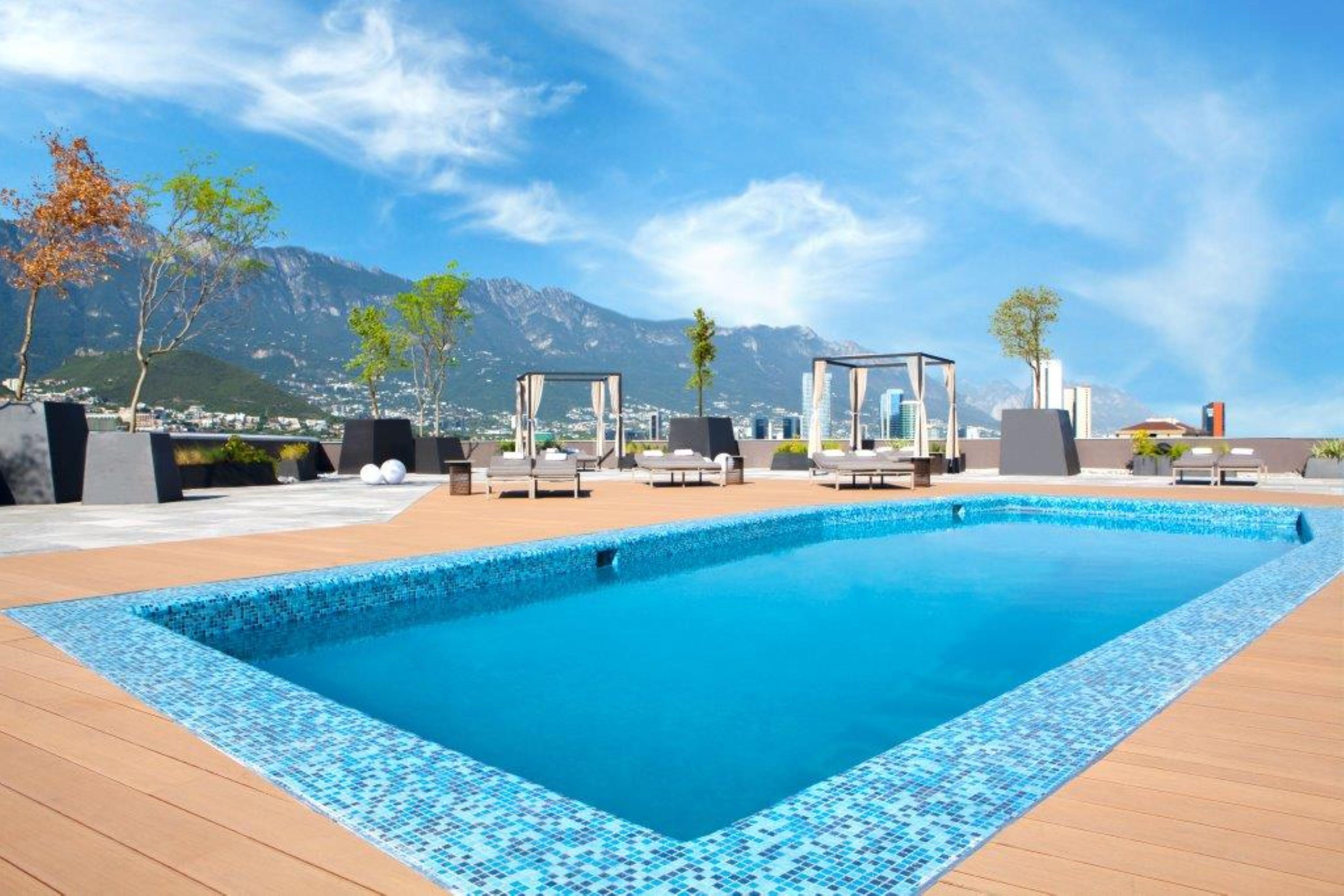Camino Real Fashion Drive Monterrey Ξενοδοχείο San Pedro Garza Garcia Εξωτερικό φωτογραφία Rooftop pool at the hotel