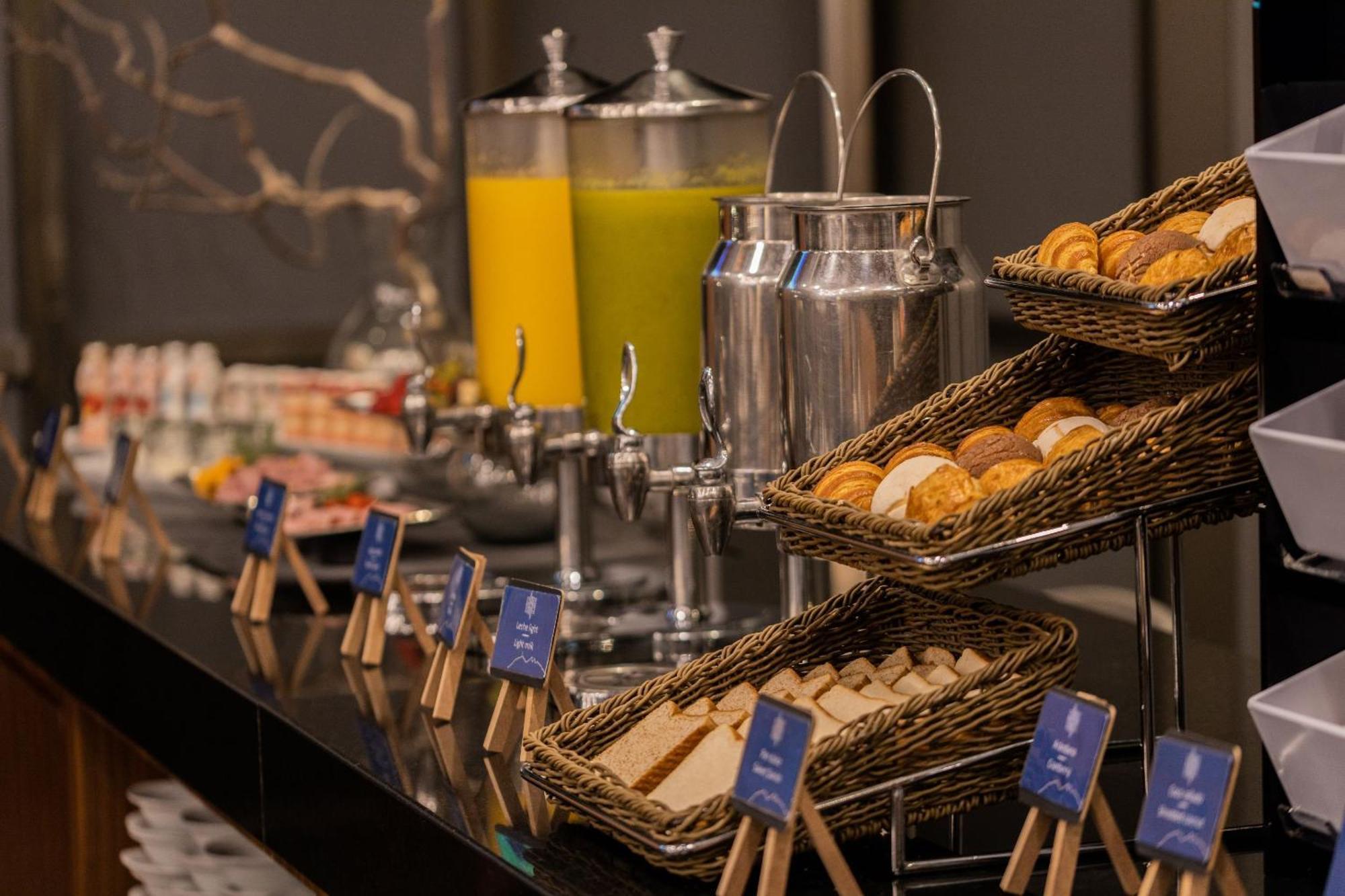 Camino Real Fashion Drive Monterrey Ξενοδοχείο San Pedro Garza Garcia Εξωτερικό φωτογραφία A buffet at a hotel