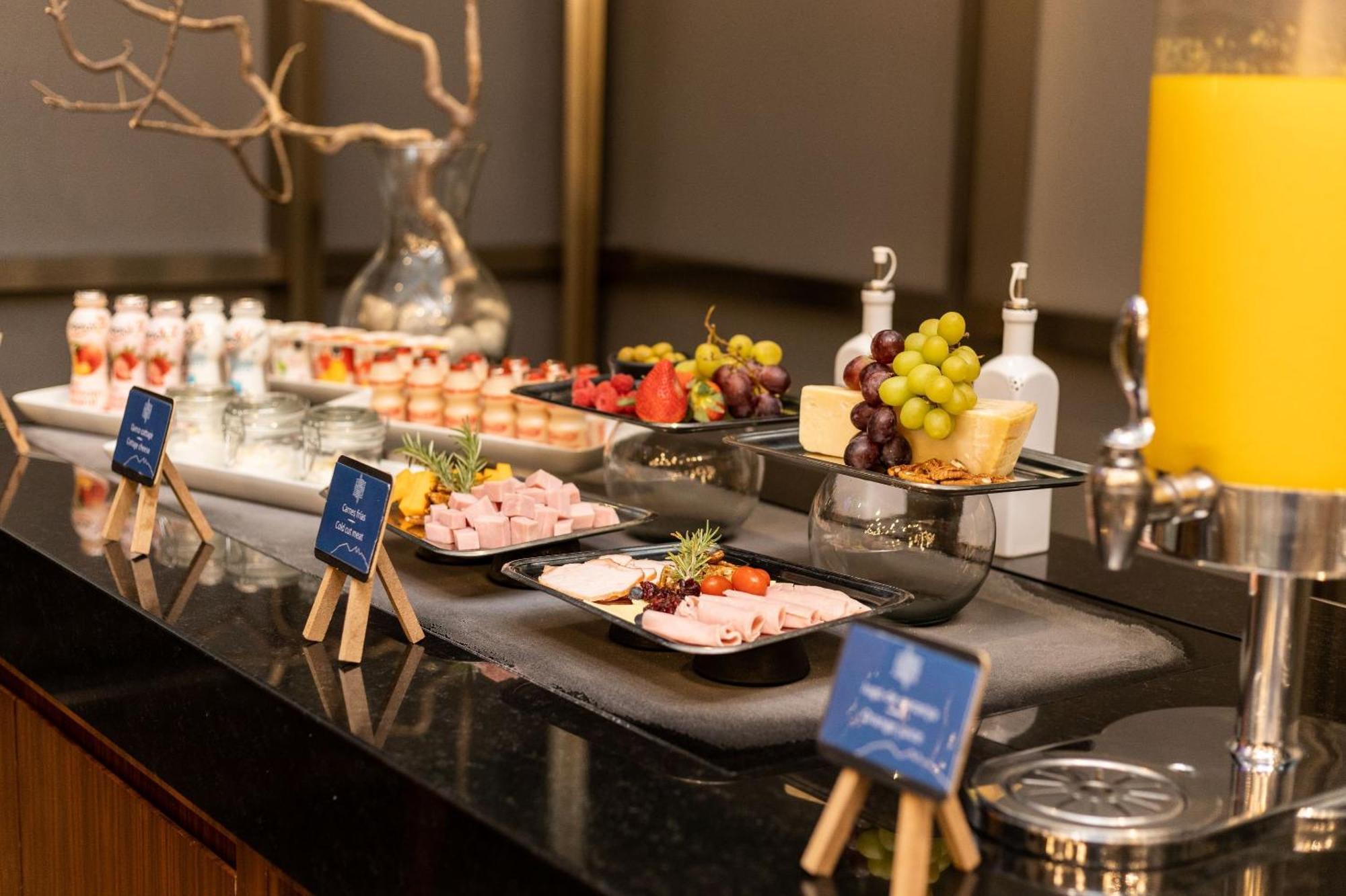 Camino Real Fashion Drive Monterrey Ξενοδοχείο San Pedro Garza Garcia Εξωτερικό φωτογραφία A buffet at a hotel