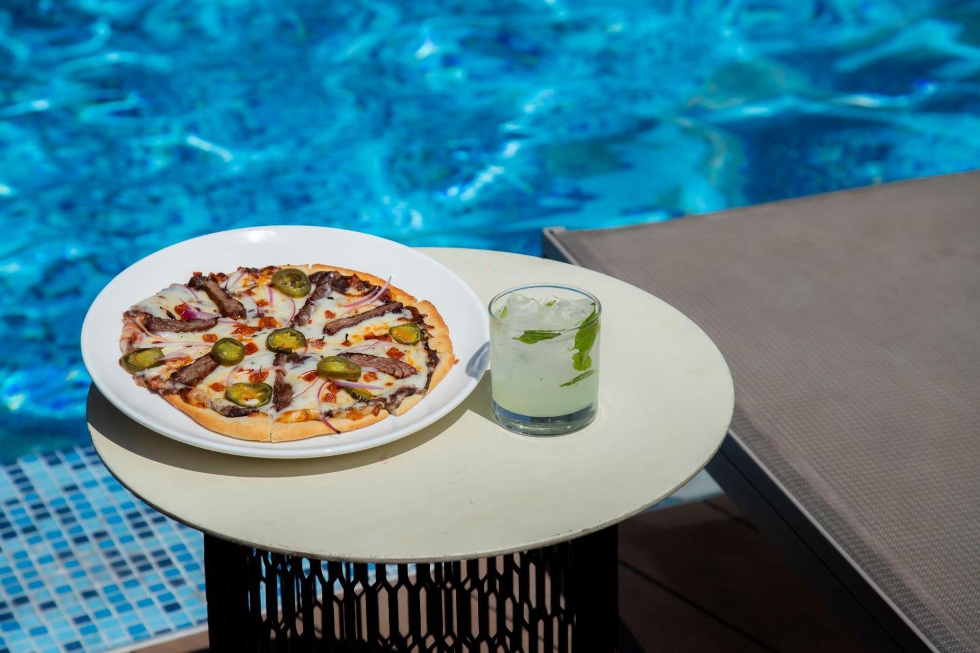 Camino Real Fashion Drive Monterrey Ξενοδοχείο San Pedro Garza Garcia Εξωτερικό φωτογραφία A pizza and a drink