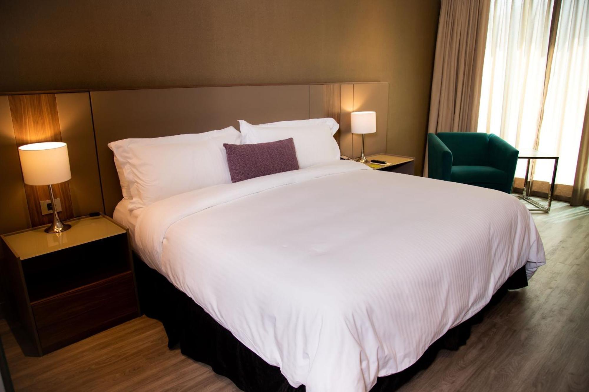 Camino Real Fashion Drive Monterrey Ξενοδοχείο San Pedro Garza Garcia Εξωτερικό φωτογραφία A bed with a duvet