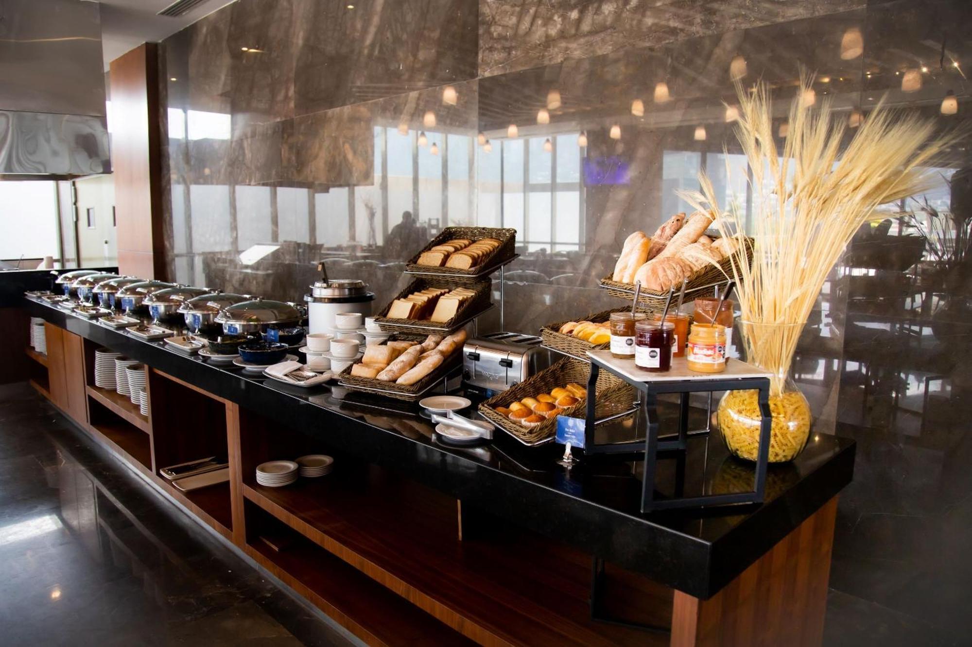 Camino Real Fashion Drive Monterrey Ξενοδοχείο San Pedro Garza Garcia Εξωτερικό φωτογραφία A buffet at a hotel